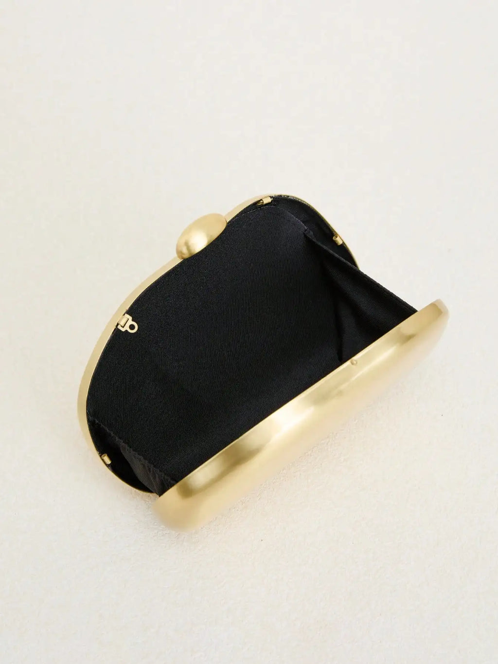 Bolso de mano de metal dorado