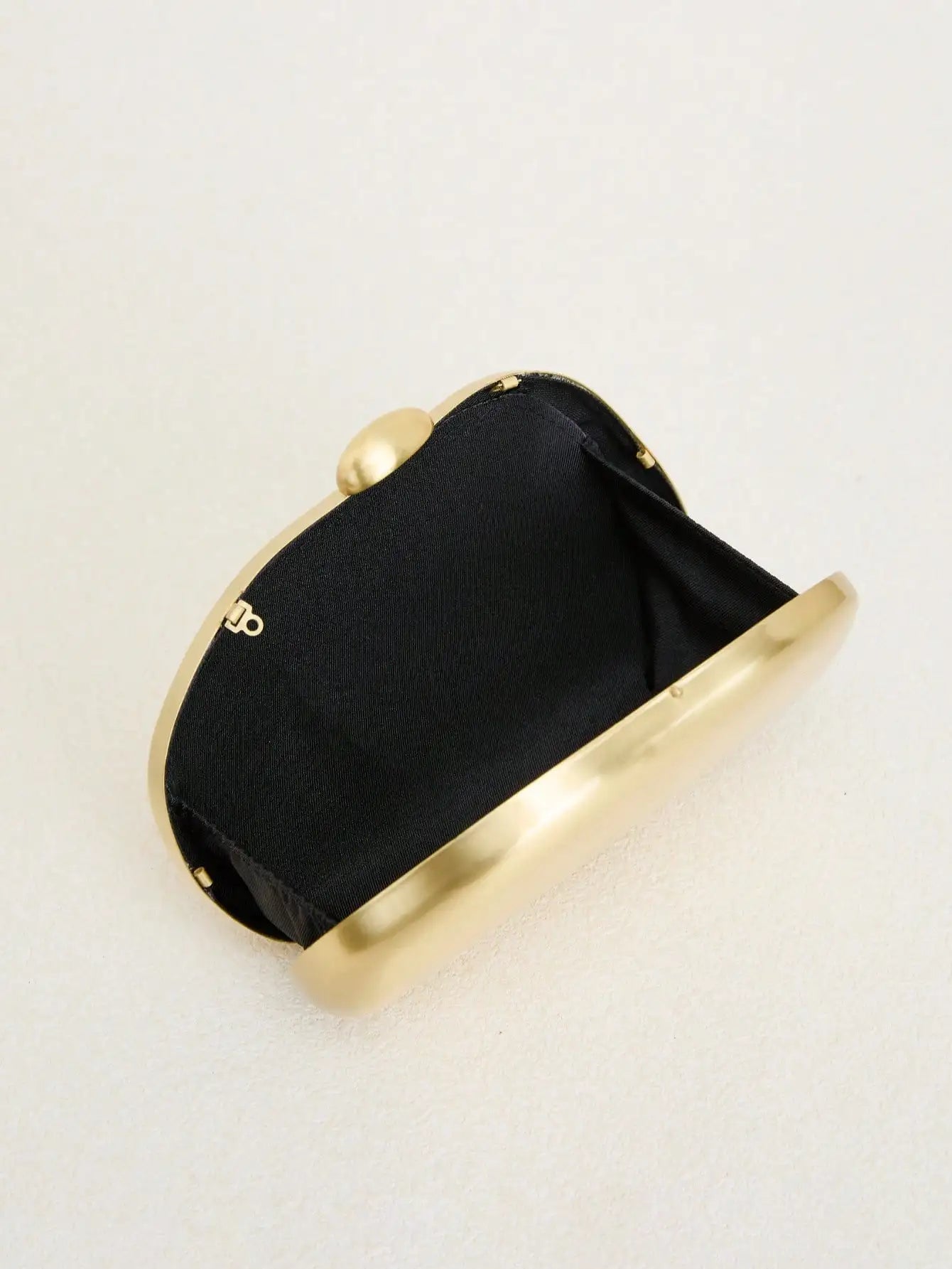Bolso de mano de metal dorado
