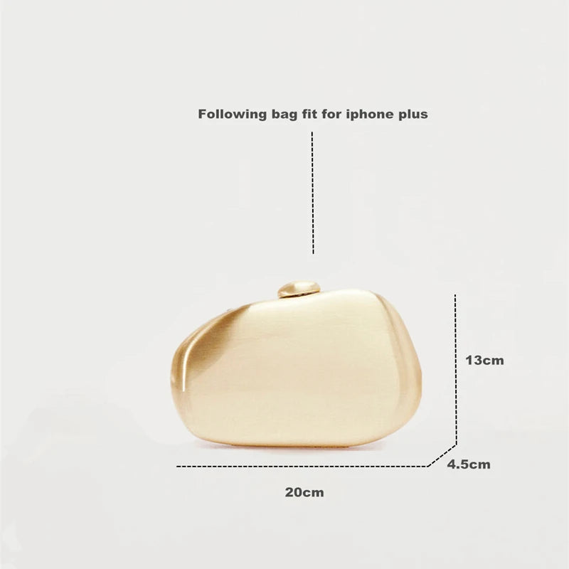 Bolso de mano de metal dorado
