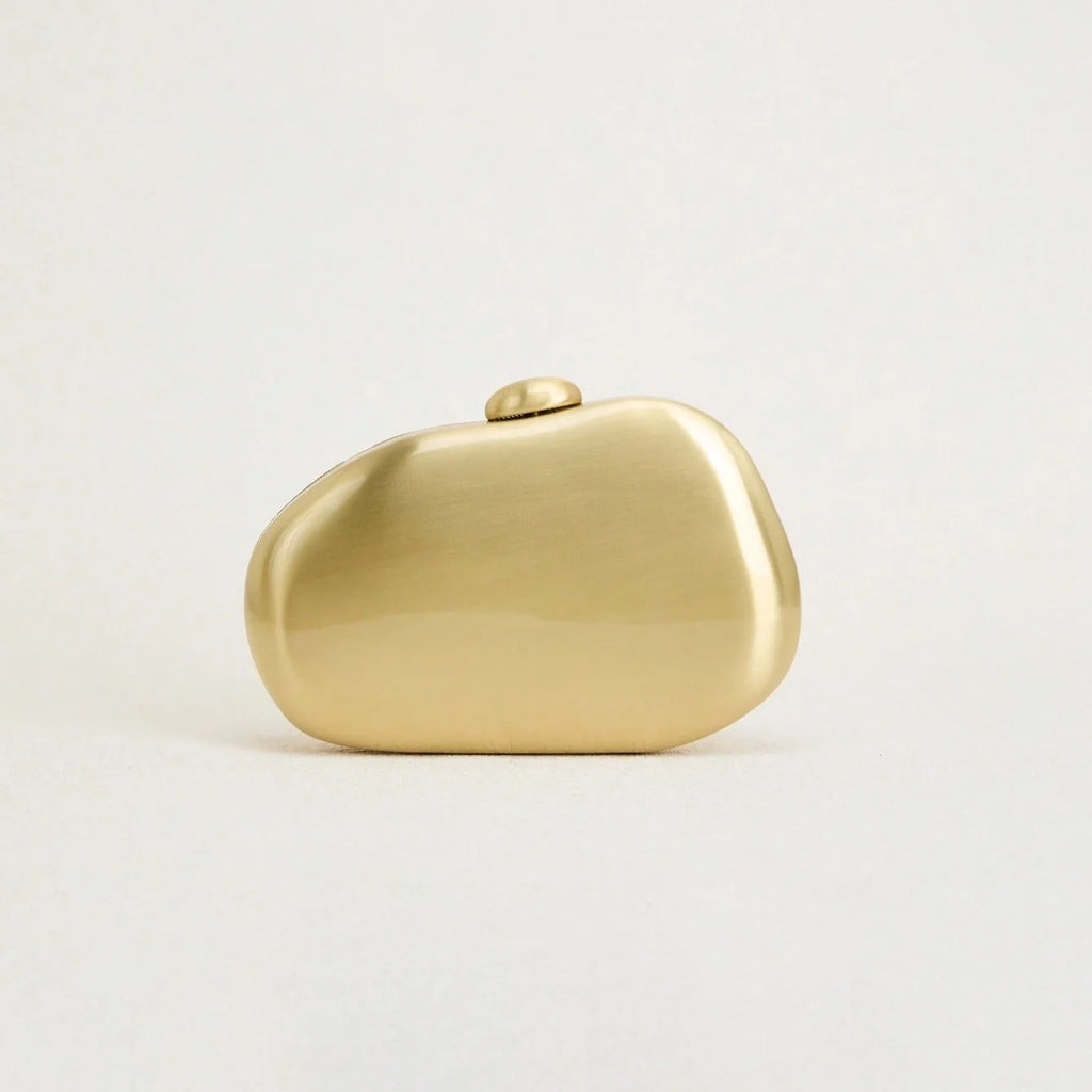 Bolso de mano de metal dorado