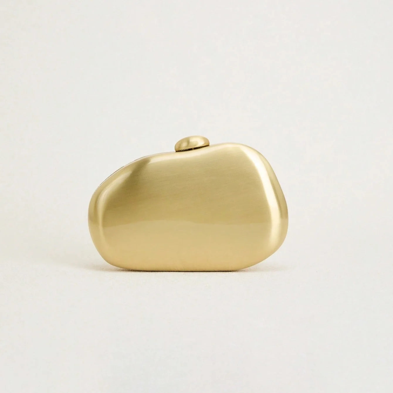 Bolso de mano de metal dorado