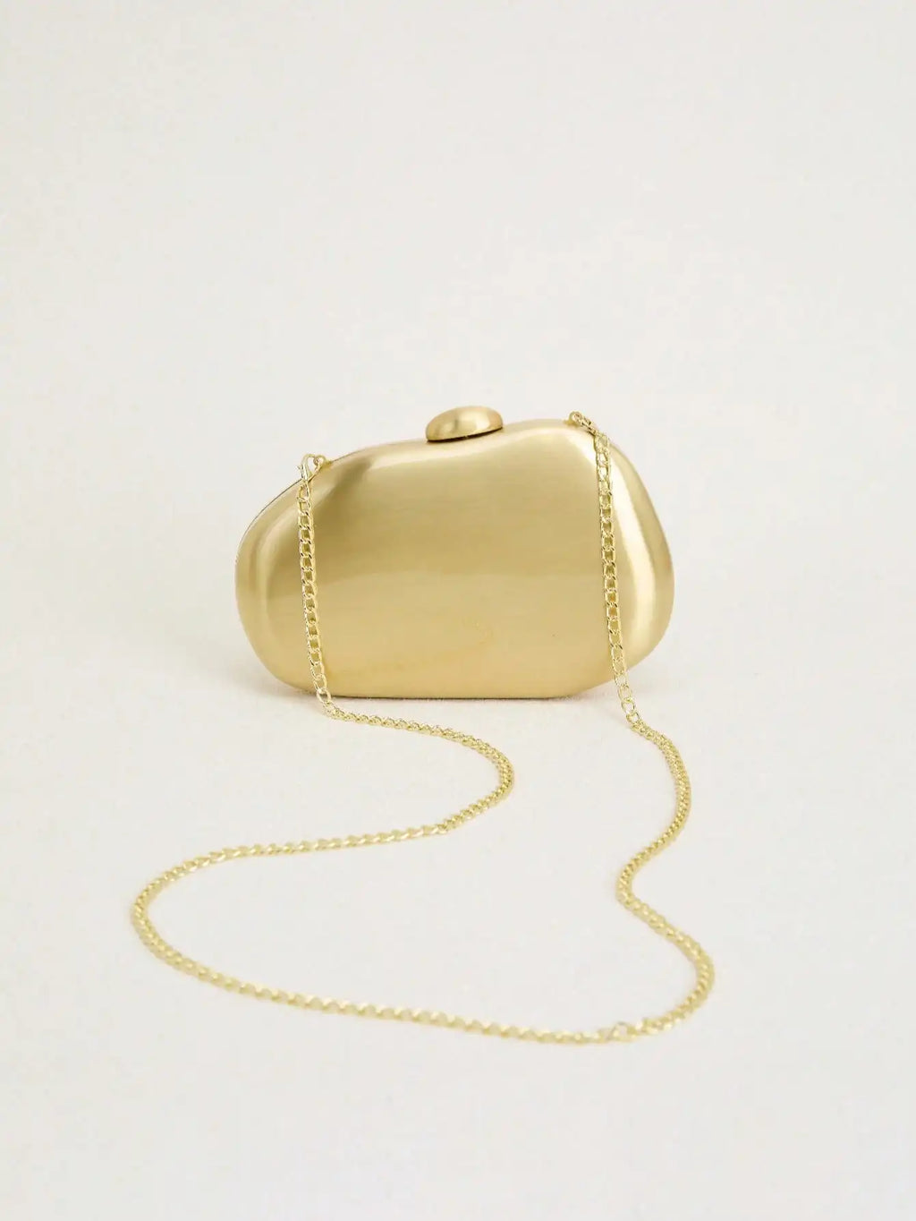 Bolso de mano de metal dorado