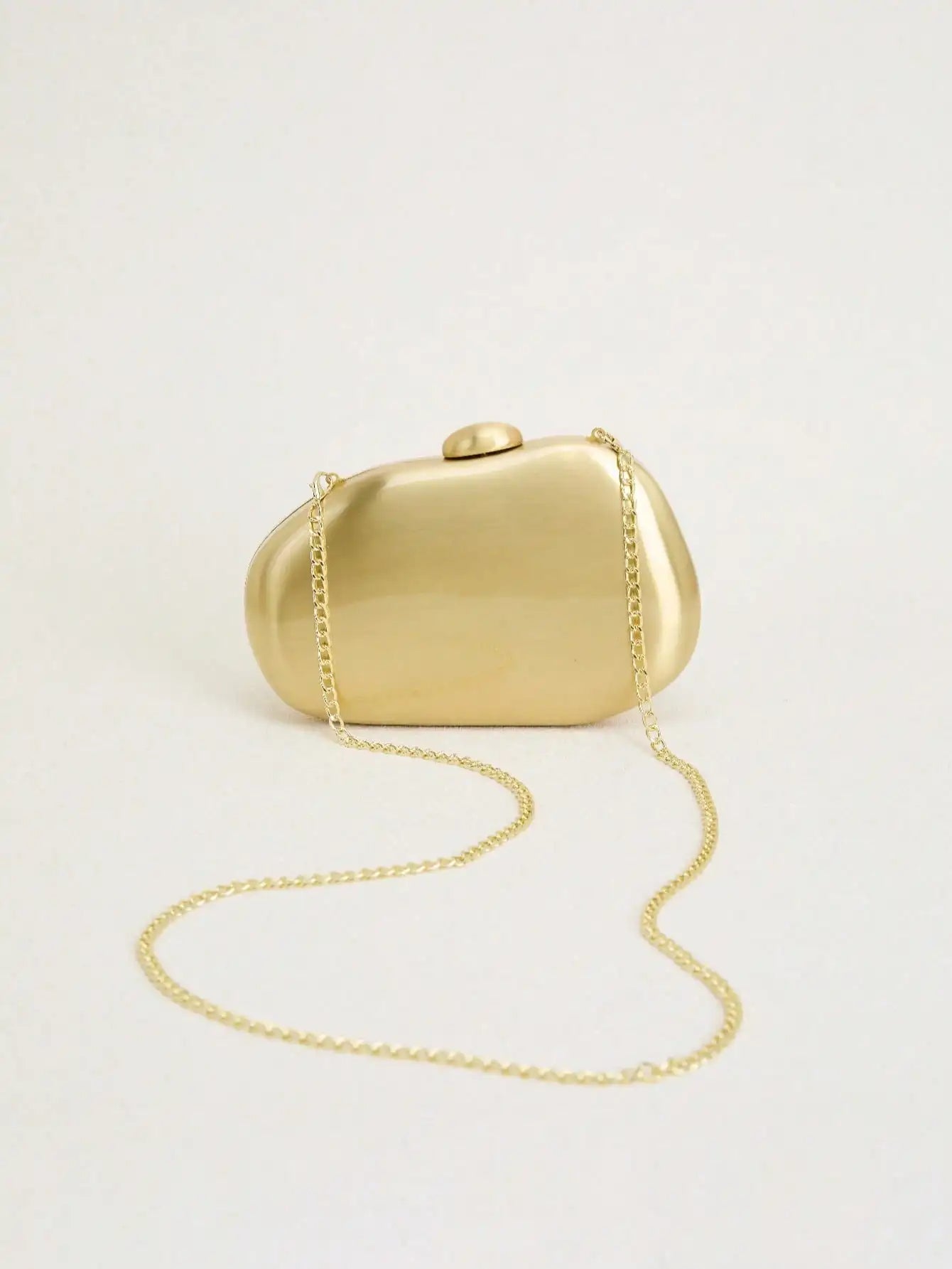 Bolso de mano de metal dorado